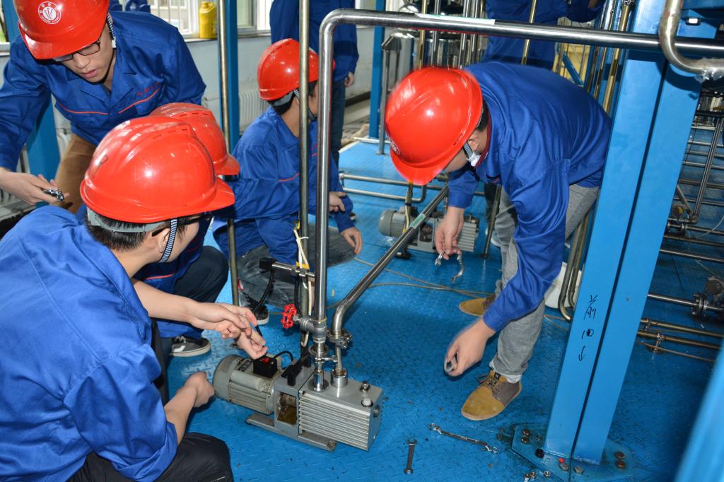 学生在校内进行化工过程实训